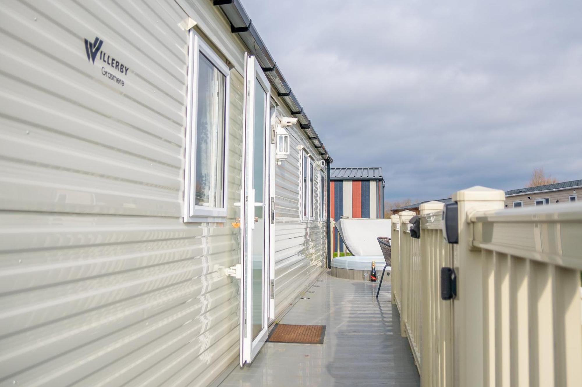 64 Lancaster The Lazy Willow 3 Bedroom Hot Tub Caravan Tattershall Lakes Экстерьер фото