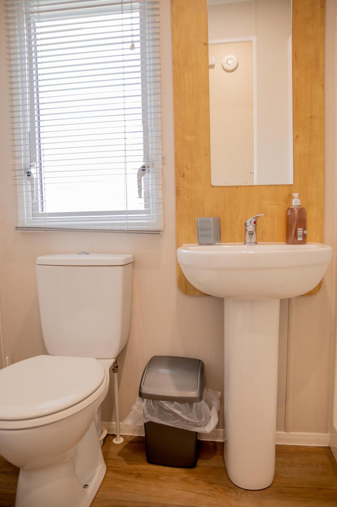 64 Lancaster The Lazy Willow 3 Bedroom Hot Tub Caravan Tattershall Lakes Экстерьер фото
