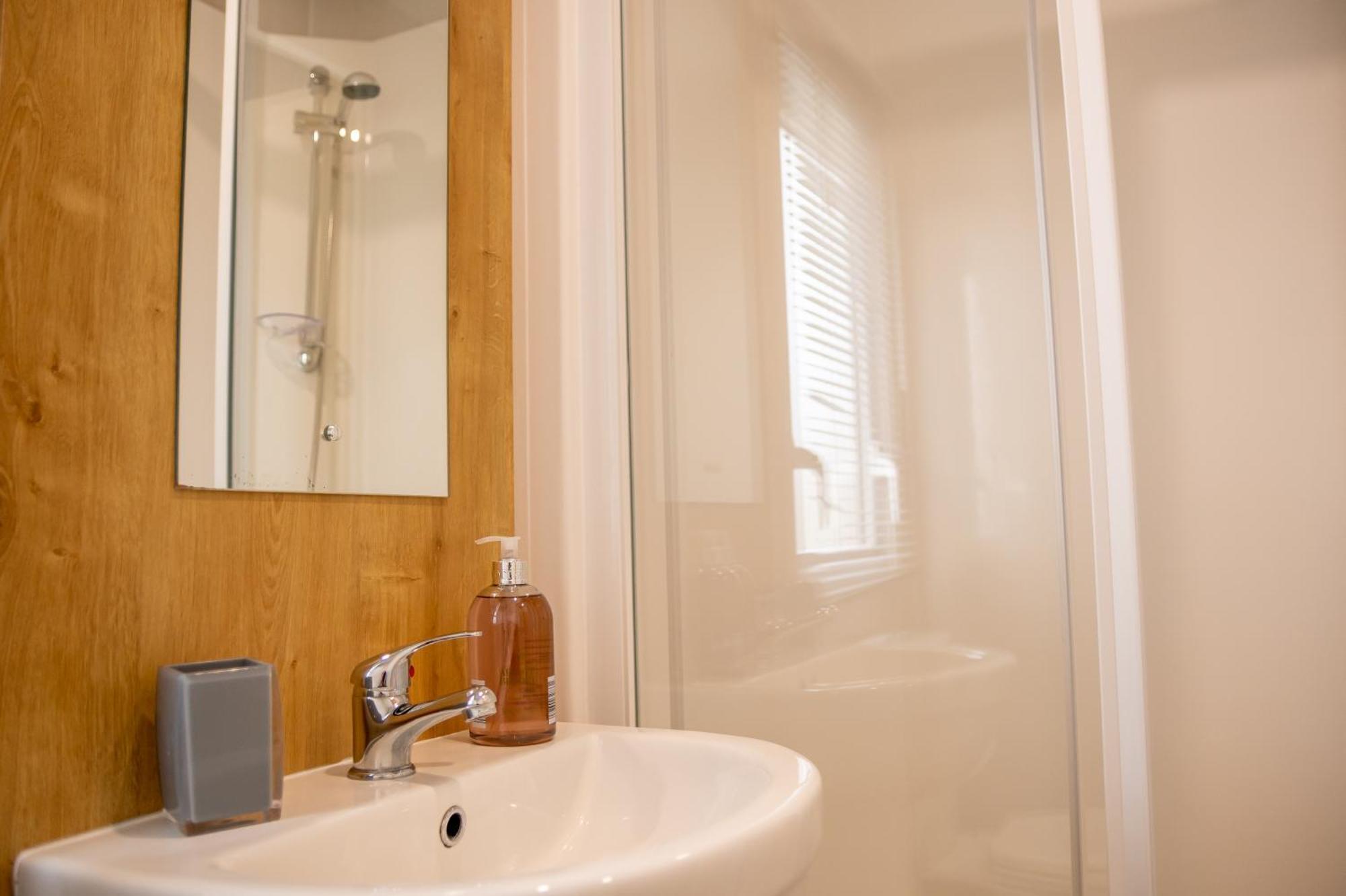 64 Lancaster The Lazy Willow 3 Bedroom Hot Tub Caravan Tattershall Lakes Экстерьер фото
