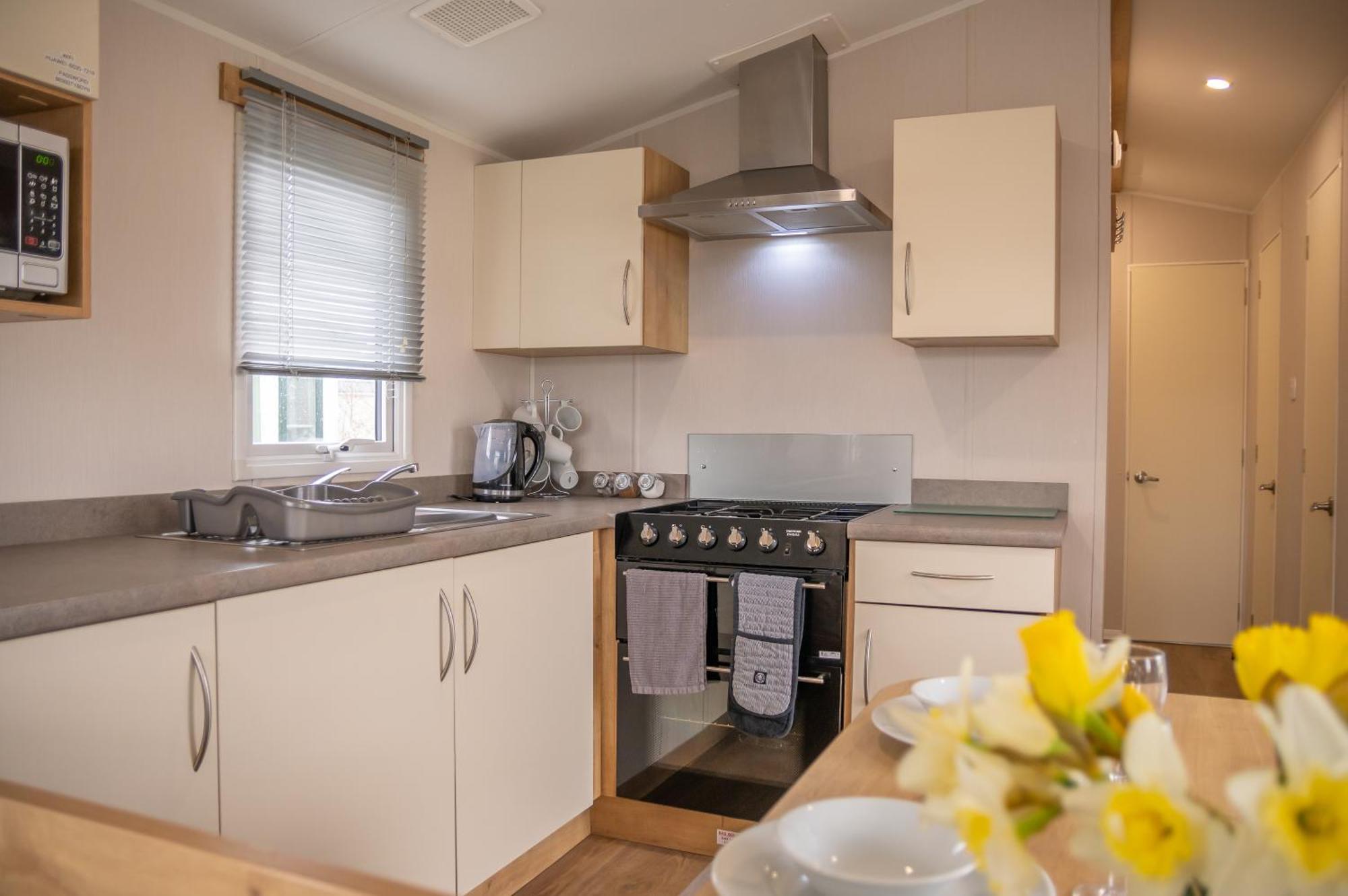 64 Lancaster The Lazy Willow 3 Bedroom Hot Tub Caravan Tattershall Lakes Экстерьер фото