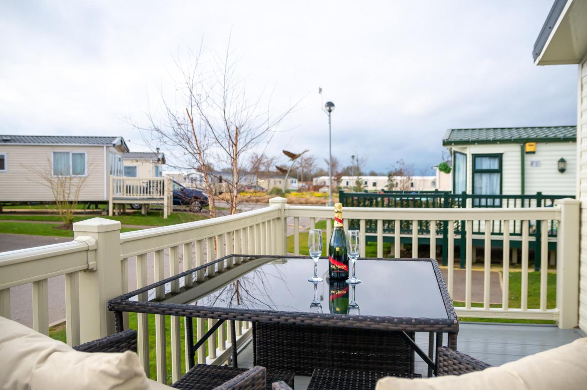 64 Lancaster The Lazy Willow 3 Bedroom Hot Tub Caravan Tattershall Lakes Экстерьер фото
