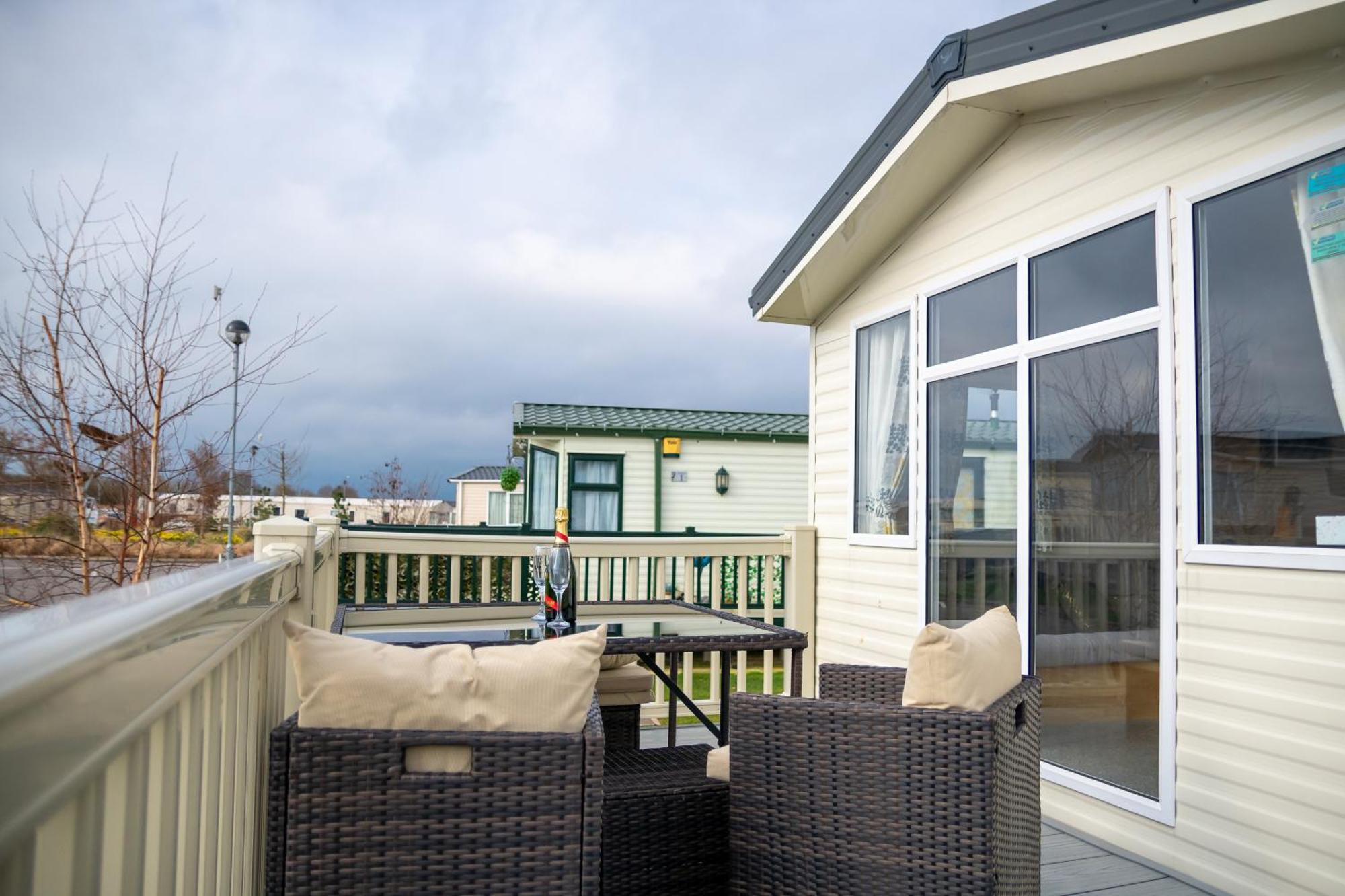 64 Lancaster The Lazy Willow 3 Bedroom Hot Tub Caravan Tattershall Lakes Экстерьер фото