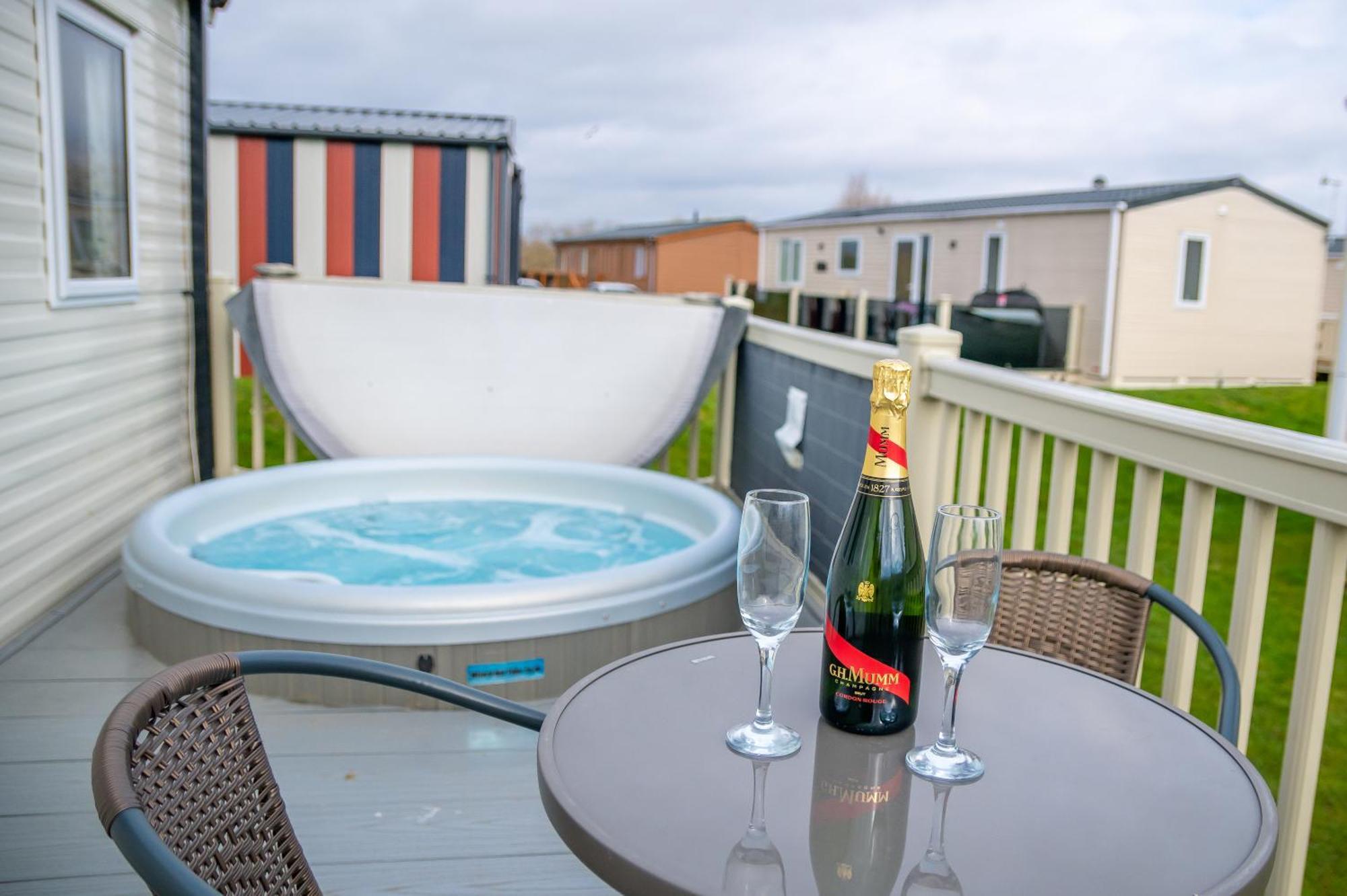 64 Lancaster The Lazy Willow 3 Bedroom Hot Tub Caravan Tattershall Lakes Экстерьер фото